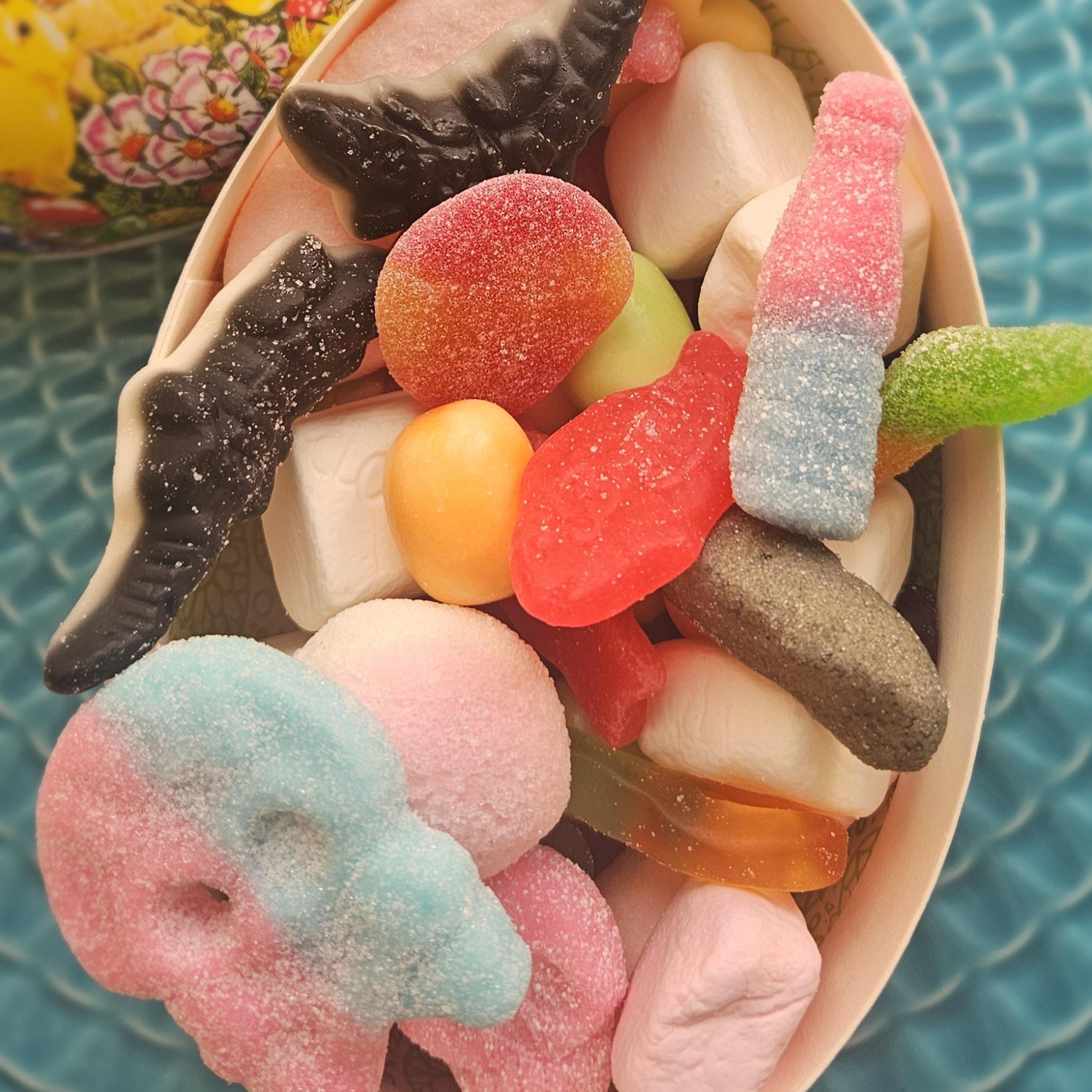 Påskeegg fylt med smågodt